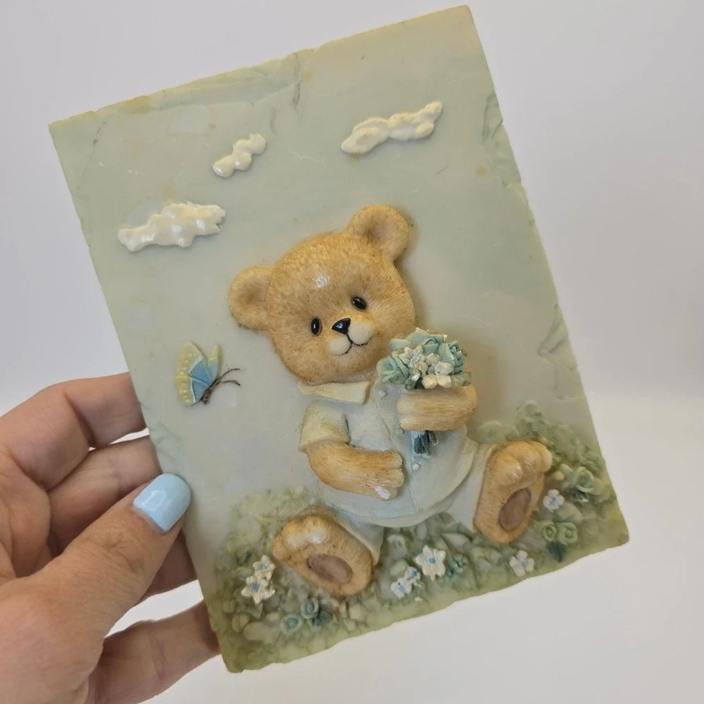 VTG SHIAH YIH Teddy Bear Wall Plaque 3D Resin Nursery Decor Blue White Flower‎